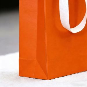 Bolsa de Papel Naranja Personalizada, Reciclable y Plegable para Compras, con Asas de Algodón y Detalles de Remache - Product Image 6