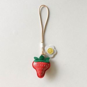 Porte-clés en cuir PU fraise 2025, design créatif en forme de fruit, idéal pour breloque de sac femme, porte-clés en cuir de haute qualité, vente en gros - Product Image 2