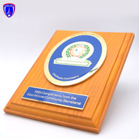 Meilleure qualité EACS bouclier en bois logo personnalisé plaque métallique 3D royal wood award trophée plaque avec boîte en velours OEM