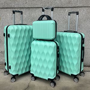 Sac de voyage et trousse de toilette personnalisables en cuir de vache fait main avec des pierres turquoise de grande capacité pour femme - Product Image 1