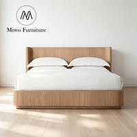 Lit double contemporain classique simple en chêne fait main pour chambre à coucher, villa, hôtel – Tailles Queen et King personnalisables