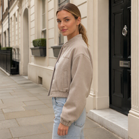 Blouson Bomber Court Beige Personnalisé OEM pour Femme, Col Montant, Boutons Pression, Manches Longues, Poches, Style Décontracté Streetwear, Manteau d'Automne