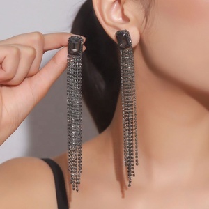 Boucles d'oreilles pendantes longues à pampilles tendance pour femmes, style européen et américain, en alliage de cuivre plaqué or avec strass en cristal taille brillant - Product Image 1