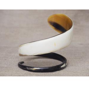 Brazaletes de Cuerno de Búfalo, Artesanía Natural, Joyería Étnica para Mujer, Hechos a Mano por Artesanos, Estilo Sostenible y Expresión Personal Única - Product Image 1