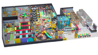 Équipement de terrain de jeux intérieur de style parc d'attractions avec jeux souples colorés, zone de trampolines et jeux d'aventure pour enfants