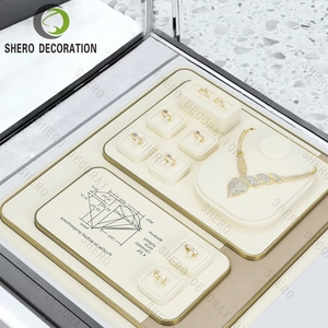 Plateau de présentation de bijoux en velours blanc cassé avec bordure métallique, accessoires de présentation de bijoux de luxe personnalisés pour comptoir de magasin de détail - Product Image 6