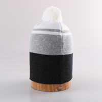 Bonnet d'hiver en tricot jacquard color block personnalisé OEM avec pompon et patch tissé