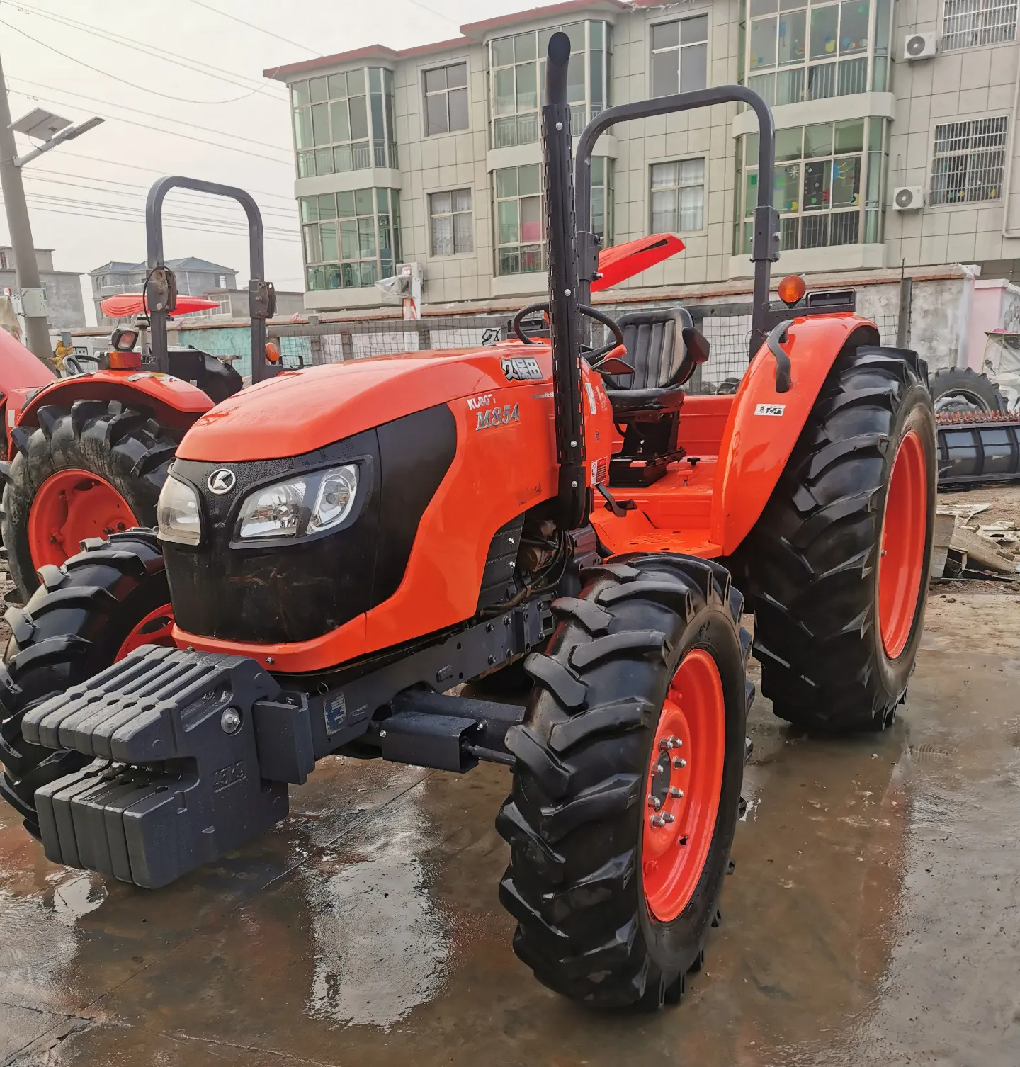 Traktor Penggerak Roda 4 Kualitas Tinggi Kustom Pabrik dengan Loader Depan dan Traktor Backhoe