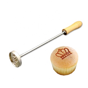 Tampon métallique personnalisé de haute qualité avec manche en bois pour logo de marque de gâteau, fabrication sur mesure - Product Image 3