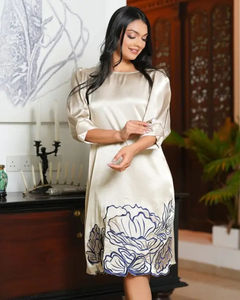 เดรสสั้นทรงหลวมพิเศษ ผ้าซาตินพรีเมียม กันยับ แต่งลายปักดอกไม้ แขนพอง สไตล์ลำลอง - Product Image 3