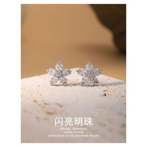 Ensemble boucles d'oreilles et collier fleur perle scintillante en alliage de cuivre serti griffe, bijoux de soirée pour femme - Product Image 3