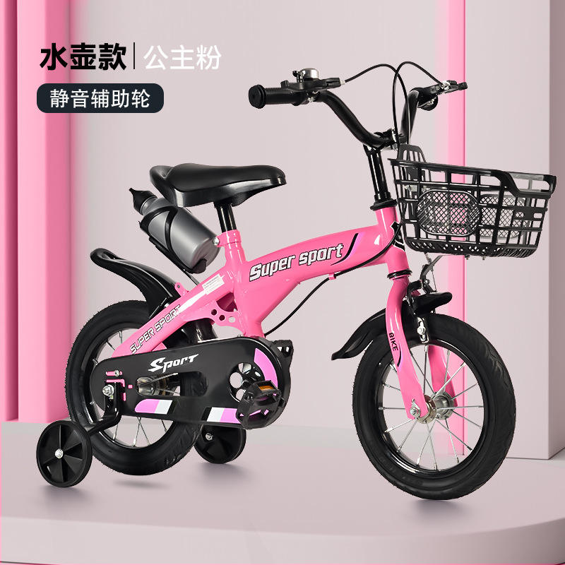 Botella de agua rosa con ruedas de plástico negro.