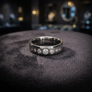 Anillo de Oro Blanco de 14K con Baño de Rodio para Mujer, con Diamantes Naturales de Corte Brillante Graduados en el Bisel, Clásico para Aniversario - Product Image 2