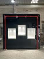 Vitrines pour opticiens, cadre noir et rouge, unité murale, niches éclairées blanches, verrouillables, CE ETL, pour magasin d'optique