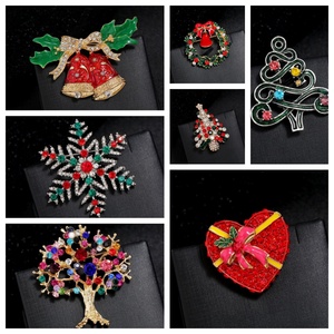 Broches émaillées personnalisées en forme de couronne de Noël, badges décoratifs pour sacs à bords arrondis lisses, achat en gros - Product Image 1