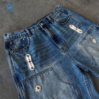 Shorts en jean japonais BENTURA, design vintage, effet vieilli, avec patchs brodés personnalisés et strass sur le bord.