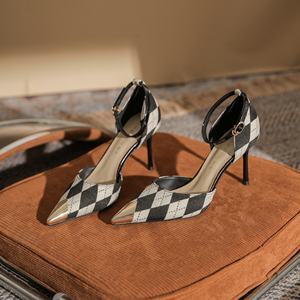 Chaussures à talons hauts à carreaux noirs et blancs pour femmes, à bout pointu, confortables, à talon moyen, sexy, adaptées à diverses occasions. - Product Image 1