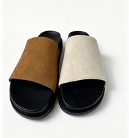 Sandales plates minimalistes à larges brides pour femmes, en PU mat, avec semelle épaisse en PVC cranté, logo personnalisé et emballage de marque OEM