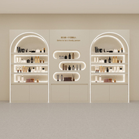 Vitrine de salon de beauté et de barbier - Design moderne en bois, écologique et durable, présentoir personnalisé pour cosmétiques et sacs à chaussures