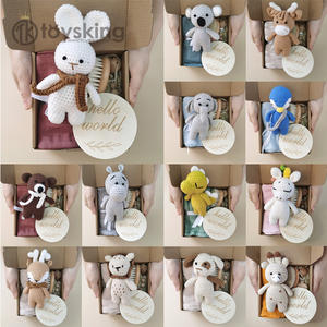 Coffret cadeau pour bébé sur le thème de la licorne : Porte-sucette en bois et jouet en peluche au crochet pour nouveau-né - Product Image 3