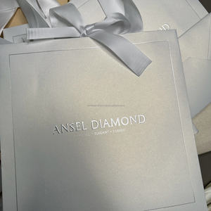 Sac en papier personnalisé de luxe gaufré en argent avec poignée en ruban emballage de logo pour les cosmétiques pour la promotion et le shopping - Product Image 3