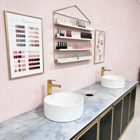 Table de manucure en bois à prix d'usine, poste de travail pour bar à ongles avec collecteur de poussière, plateau en marbre, ensemble de mobilier de salon de beauté de luxe