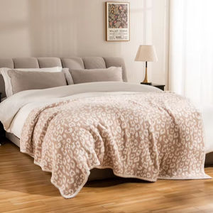 بطانية مريحة مخصصة بنقشة الفهد باللون الأخضر السحري، مصنوعة من البوليستر 100٪ - Product Image 1