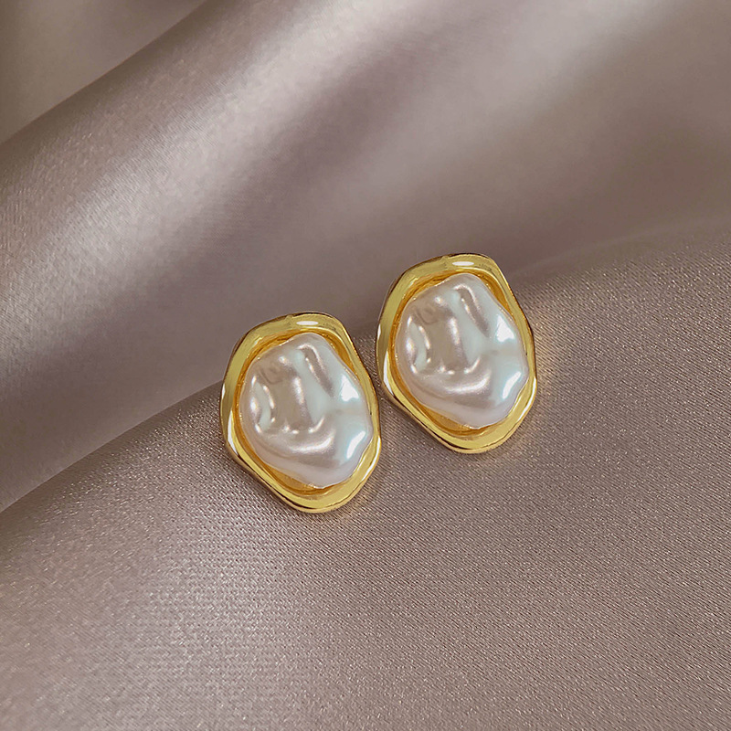 Baroque pearl ear clip