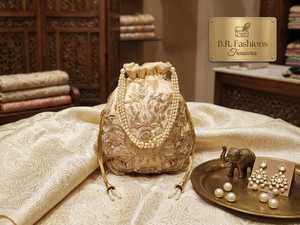 Sac de soirée classique en soie artisanale du Rajasthan, forme selle, brodé, avec fermeture à cordon, pour femme - Product Image 4