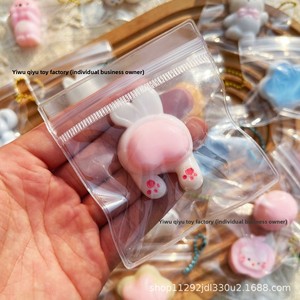 Giocattolo Antistress Unisex Stile Douyin, Mini Ciondolo per Borsa con Naso Spremibile, Gadget Divertente e Trendy - Product Image 4