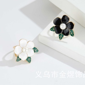 Broche de flor con incrustaciones de perlas, aleación de zinc, negro, blanco, regalo para mujer, accesorio de moda - Product Image 1