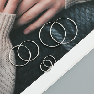 Commercio all'ingrosso di moda <span class=keywords><strong>925</strong></span> <span class=keywords><strong>argento</strong></span> Sterling rotondo 12mm 22mm 28 mm <span class=keywords><strong>argento</strong></span> placcato oro placcato <span class=keywords><strong>cerchio</strong></span> placcato Plain <span class=keywords><strong>orecchini</strong></span> a <span class=keywords><strong>cerchio</strong></span> per le donne - Product Image 2