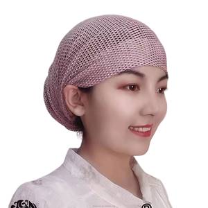 Venta al por mayor de gorros interiores de malla elástica para mujeres musulmanas, transpirables, ecológicos, aptos para todas las estaciones, pañuelo para la cabeza con diseño de satén. - Product Image 1