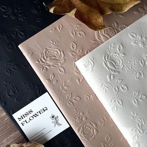 Nuevo papel de regalo impermeable con diseño de rosas en relieve 3D, elegante papel de embalaje, papel de revestimiento interior para ramos, para floristas - Product Image 3