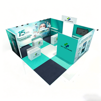 Stand d'exposition modulaire en profilés aluminium pour salon professionnel, 3m x 6m, avec bannière suspendue au plafond