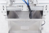 Machine de remplissage automatique de poudre à vis sans fin avec convoyeur
