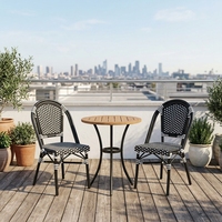 Chaise de salle à manger d'extérieur en rotin PE tressé en V blanc et noir, design français, imperméable, empilable pour hôtel, parc, événement, mariage