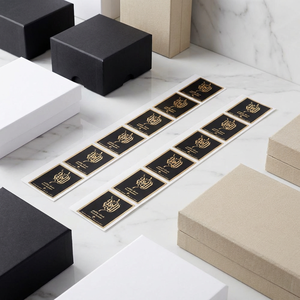 Etiquetas de Vinilo Mate Negro Premium con Impresión Dorada, Adhesivos Personalizados para Uso en Exhibiciones de Marcas de Lujo - Product Image 3
