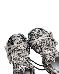 Zapatos Deportivos Cómodos para Hombre, Talla 3XL Extra Me, Diseño Graffiti Blanco y Negro, Malla, Suela de Poliuretano y Goma, Transpirables, Estilo Balenciaga - Product Image 2