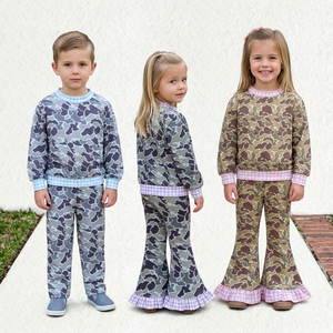 Conjunto de sudadera de manga larga con estampado de camuflaje para niñas, pantalones acampanados con puños con volantes, conjunto para niños pequeños - Product Image 1