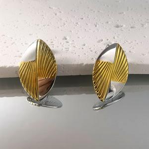 ต่างหูรูปใบไม้สองสีทรงเรขาคณิต ทอง เงิน โลหะ สำหรับงานปาร์ตี้ เครื่องประดับแฟชั่นสำหรับผู้หญิง - Product Image 5