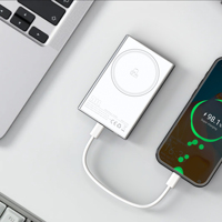 Paquete de batería de tamaño Delgado Magsaferred Banco de energía de carga inalámbrica OEM Ventas al por mayor Bancos de energía rápidos en forma de tarjeta para Iphone