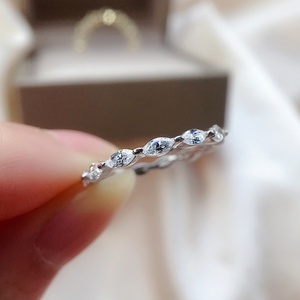 Anillo de Oro de 18K con Moissanita Eternity, Diseño Marquesa, Cobertura Completa, Clásico y Elegante - Product Image 1