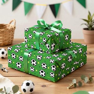 Papier cadeau vert pour garçons, motif étoile de football avec lignes de découpe au dos, personnalisable - Product Image 1
