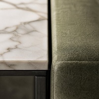 Grand canapé modulaire en forme de U en velours sauge avec des tables d'appoint en marbre Calacatta