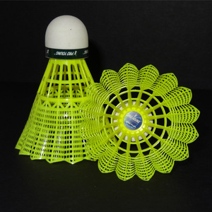 Volani da Badminton in Nylon, Stabilità di Volo Media, Velocità Media, Peso 5.3-5.5g, Confezione da 6 Palline in Nylon per Allenamento - Product Image 2