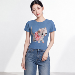 เสื้อยืดคอกลมแขนสั้นผู้หญิง ผ้าโพลีเอสเตอร์ระบายอากาศได้ดี พิมพ์ลายการ์ตูนแมว ทรงปกติ สไตล์ลำลอง น่ารัก สำหรับฤดูใบไม้ผลิและฤดูร้อน - Product Image 1