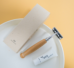 ชุดอุปกรณ์อำนวยความสะดวกในโรงแรมที่เป็นมิตรกับสิ่งแวดล้อม ผลิตภัณฑ์ดูแลส่วนบุคคลจากเยื่อชานอ้อย ย่อยสลายได้ทางชีวภาพ พร้อมแปรงสีฟันไม้ไผ่ หวีไม้ไผ่ และมีดโกน - Product Image 1