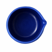 Ensemble de bols à matcha en céramique bleu Klein mat personnalisé avec bec verseur, Chawan japonais OEM avec bec verseur et support assorti pour fouet à matcha