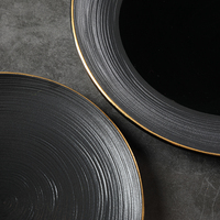 Assiettes de présentation noires personnalisées en porcelaine fine pour la restauration, fabriquées par l'usine P&T Horeca pour les hôtels